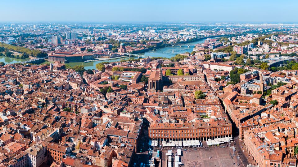 Vue panoramique de Toulouse Vue aérienne de la ville de Toulouse, montrant les toits rouges et la rivière traversant la ville.