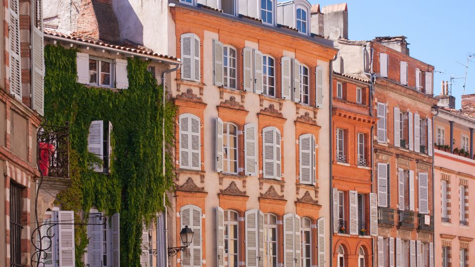 Façades de bâtiments colorés avec végétation à Toulouse Façades de bâtiments colorés et verdoyants à Toulouse