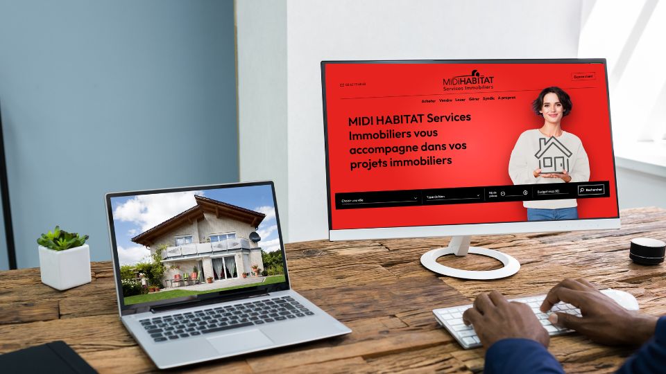 Services immobiliers en ligne Une personne utilisant un ordinateur pour accéder aux services immobiliers de Midi Habitat, avec un écran montrant une maison et un autre écran affichant le site web de l'agence immobilière.