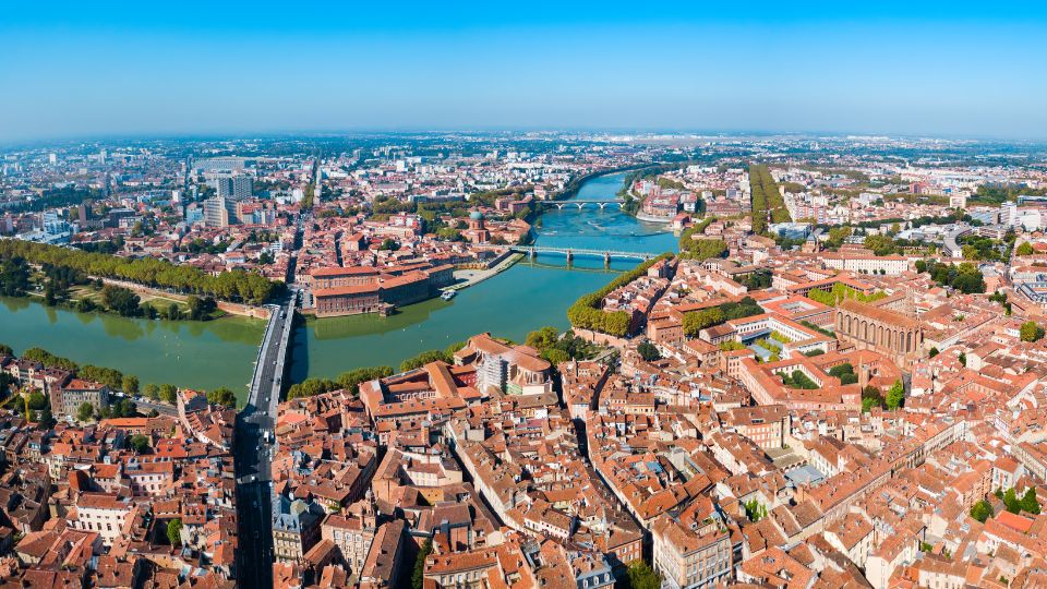 Toulouse - Vue aérienne avec la Garonne et ses ponts. Vue aérienne de Toulouse montrant la Garonne et plusieurs ponts.
